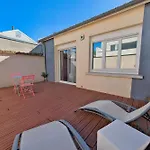 & - Jacuzzi - Sauna Apartment