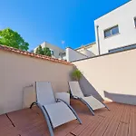 & - Jacuzzi - Sauna Apartment *