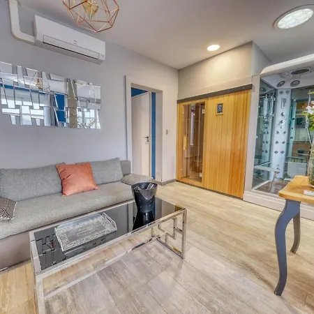 & - Jacuzzi - Sauna *