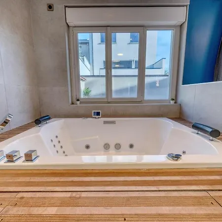 & - Jacuzzi - Sauna Apartment