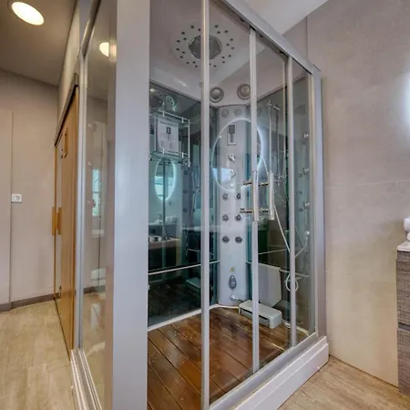 & - Jacuzzi - Sauna *