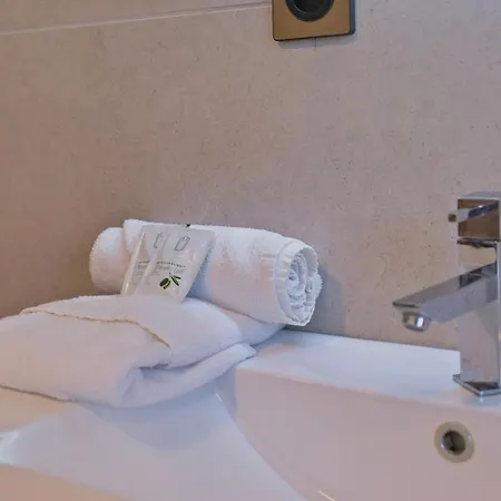 & - Jacuzzi - Sauna *