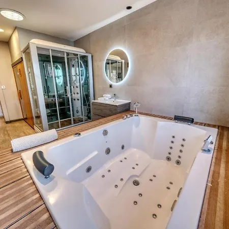 & - Jacuzzi - Sauna