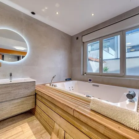 & - Jacuzzi - Sauna * Reims