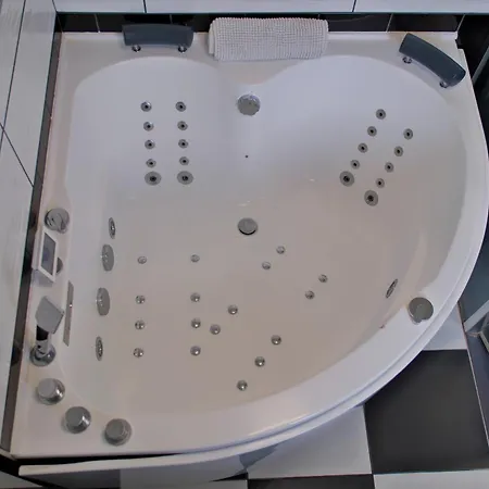& - Jacuzzi - Sauna Reims