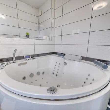 & - Jacuzzi - Sauna * Reims