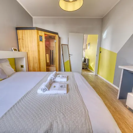 & - Jacuzzi - Sauna * Reims