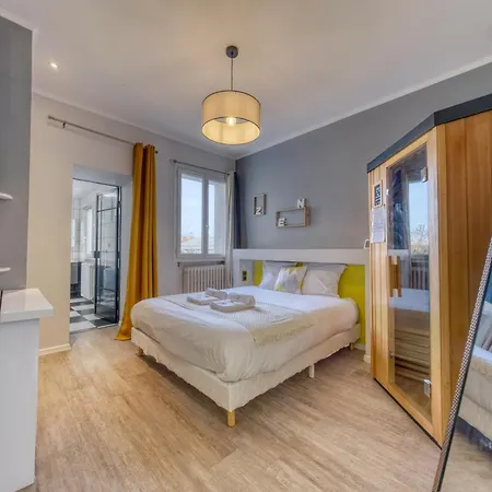 & - Jacuzzi - Sauna *