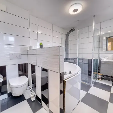 & - Jacuzzi - Sauna * Reims