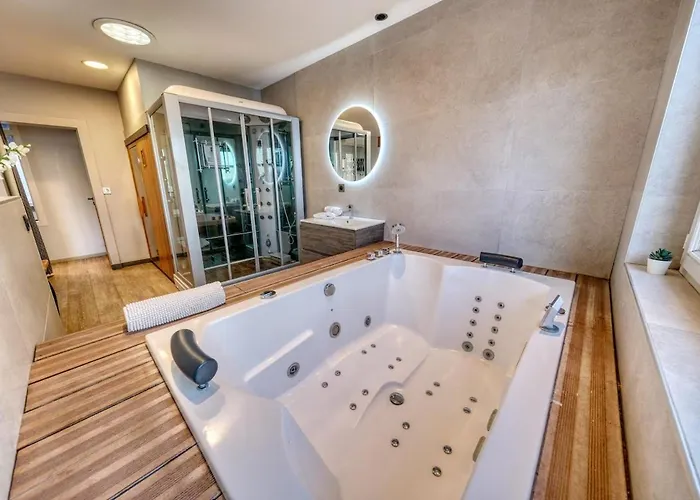 & - Jacuzzi - Sauna