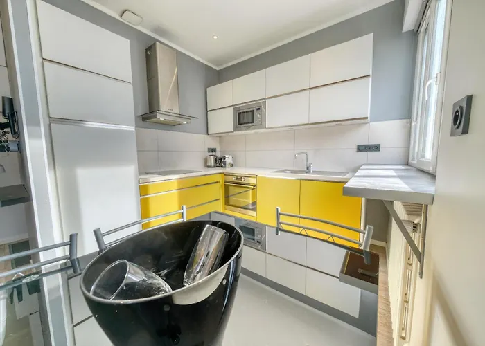& - Jacuzzi - Sauna Reims