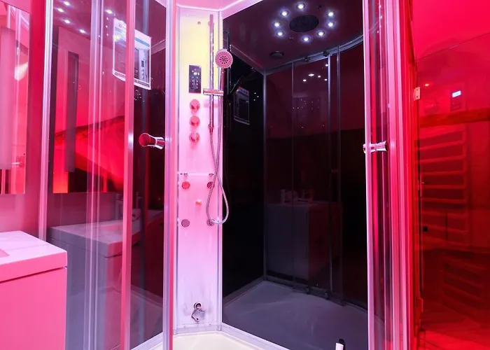 & - Jacuzzi - Sauna Apartment *